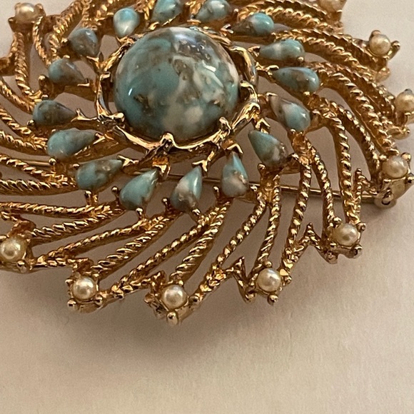 SARAH COVENTRY BROOCH GOLD TONE SWIRL FAUX TURQUOISE & PEARLS, VINTAGE - Picture 7 of 7